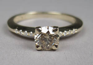 Brillant- og diamantring Ca. 0.79 ct. Denne auktion er annulleret - se nu vare 1891244