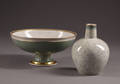 Opsats og vase af krakelé porcelæn. Kgl.P. 2