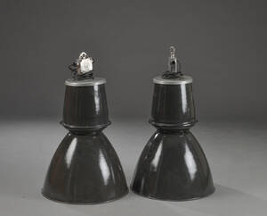 Industrielle pendler af gråemaljeret metal. 2
