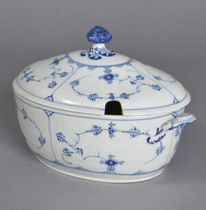 Royal Copenhagen  Kgl. P. Musselmalet Riflet. Oval terrin m låg, nr. 360 1. sort 