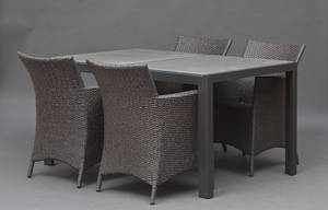 Spisebord med 4 stole.