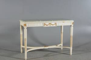 Salongsbord i gustaviansk stil Denna vara har satts till omförsäljning under nytt varunummer4212804