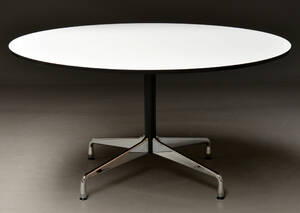 Charles Eames. Rundt spisebord  Segmented Table 