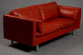Dansk møbelproducent. Sofa betrukket med rødt læder