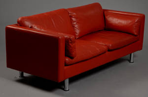 Dansk møbelproducent. Sofa betrukket med rødt læder