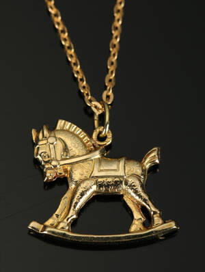 Vedhæng med gyngehest og kæde af guld 14 kt.