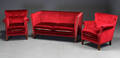 London sofa samt par lænestole, betrukket med vinrød velour, 1900-talllets midte 3