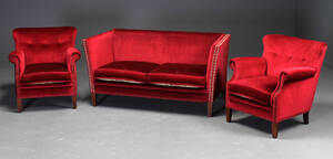London sofa samt par lænestole, betrukket med vinrød velour, 1900-talllets midte 3
