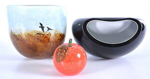 GLASFÖREMÅL, 3 delar, bl a Bertil Vallien, Kosta.