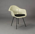  Charles Eames. Armstol, model DAX