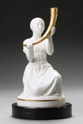 Royal Copenhagen  Juliane Marie. Figur nr. 12242. Pigen med guldhornet