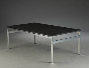 Sofabord med stel af letmetal, plade af sort skifer. 