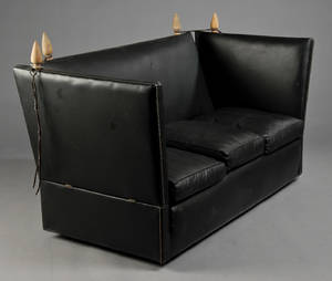 Sofa betrukket med sort læder.