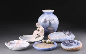 Royal Copenhagen. Otte fadevaser af porcelæn 6