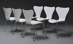Arne Jacobsen. Sæt på seks stole, Syveren, model 3107, hvid højglans 6  Denne vare er sat til omsalg under nyt varenummer 4512154