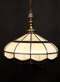 Taklampa i Tiffanystil, blyinfattat glas och metall Denna vara har satts till omförsäljning under nytt varunummer4314390