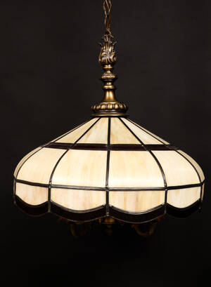 Taklampa i Tiffanystil, blyinfattat glas och metall Denna vara har satts till omförsäljning under nytt varunummer4314390