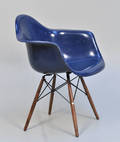Charles Eames 1907 - 1978. Armstol, model DAW. blå glasfiber