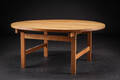 Hans J. Wegner. Cirkulært sofabord af massivt egetræ, Andr. Tuck. 
