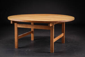 Hans J. Wegner. Cirkulært sofabord af massivt egetræ, Andr. Tuck. 
