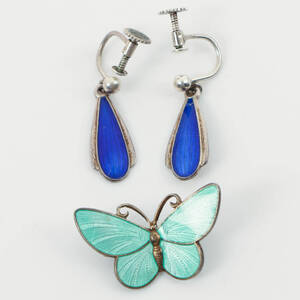 SILVERSMYCKEN, 2 delar, silver och emalj