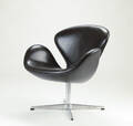Arne Jacobsen. Svanen lænestol, sort læder, model 3320 Denne vare er sat til omsalg under nyt varenummer 4364035