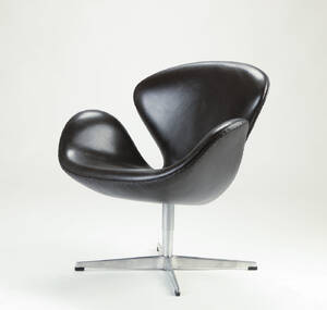 Arne Jacobsen. Svanen lænestol, sort læder, model 3320 Denne vare er sat til omsalg under nyt varenummer 4364035
