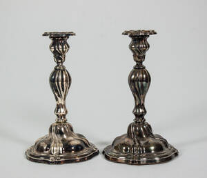 Ljusstakar, ett par, silver, rokokostil, 1900-talets mitt. 