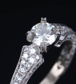 Klassisk brillant-solitairering af 18 kt. hvidguld, i alt ca. 1.81 ct