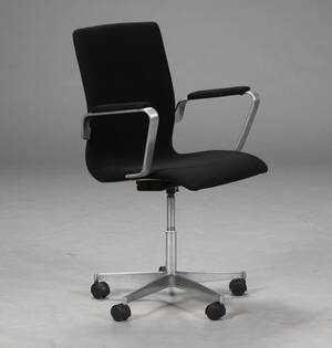 Arne Jacobsen. Oxford kontorstol med armlæn, model 3271 