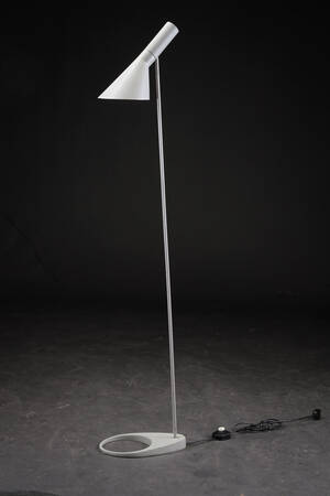 Arne Jacobsen. Standerlampe  AJ Gulv, grålakeret  