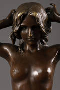 Bronzefigur af ung kvinde