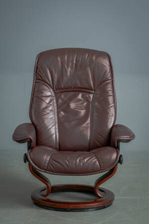 Stressless lænestol med rødbrunt læder, Ekornes, Norge