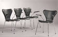 Arne Jacobsen 1902-1971. Fire syverstole med armlæn, model 3207, nybetrukket med sort savannah læder 4