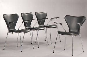 Arne Jacobsen 1902-1971. Fire syverstole med armlæn, model 3207, nybetrukket med sort savannah læder 4