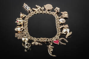 Armbånd af guld 14 kt., Bismarck med charms