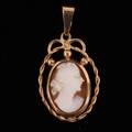 Hänge med infattad camé, 18k