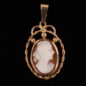 Hänge med infattad camé, 18k