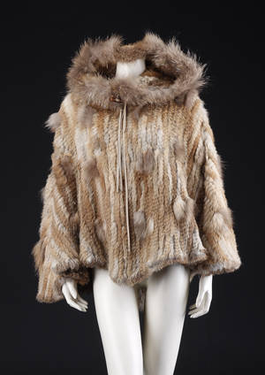 Poncho med hætte af delvis strikket vaskebjørn og kanin. One size