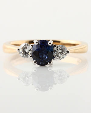 Safir- og brillantring af 18 kt. guld og hvidguld