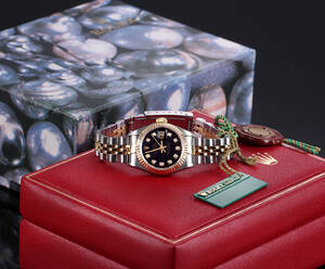 Rolex Datejust. Dameur i 18 kt. guld og stål med sort brillantskive - boks  cert. 1999 Denne vare er sat til omsalg under nyt varenummer 4505639