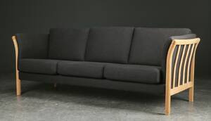 Tre-pers. tremmesofa af eg og uld Denne vare er sat til omsalg under nyt varenummer 4920853