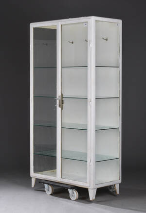 Tandlægeskab af hvidlakeret metal og glas