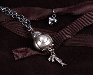 Ole Lynggaard. Stort My Friend vedhæng i form af pingvin af sterlingsølv med halskæde 