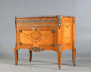 Byrå i gustaviansk stil