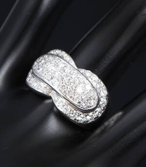 Brillantring af 18 kt. hvidguld, i alt ca. 1.68 ct. GVVS-VS