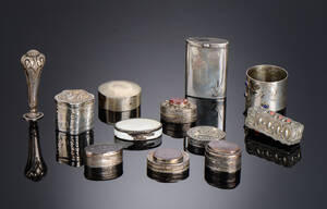 Samling pilleæsker mm. af sølv. 12 Denne vare er sat til omsalg under nyt varenummer 4518045