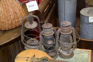 3 st handfotogenlampor, varav en utan glas