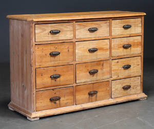 Købmandsdisk kommode af fyrretræ.