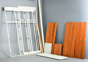 Klædeskabsfront  forrammer af teak, 12 låger i teak, 4 malede låger 